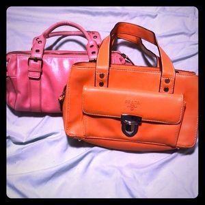 2 hand bags